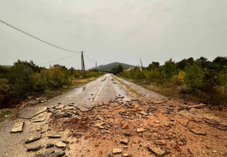 Snažno nevrijeme pogodilo Hercegovinu Grom u Ljubuškom raznio cestu