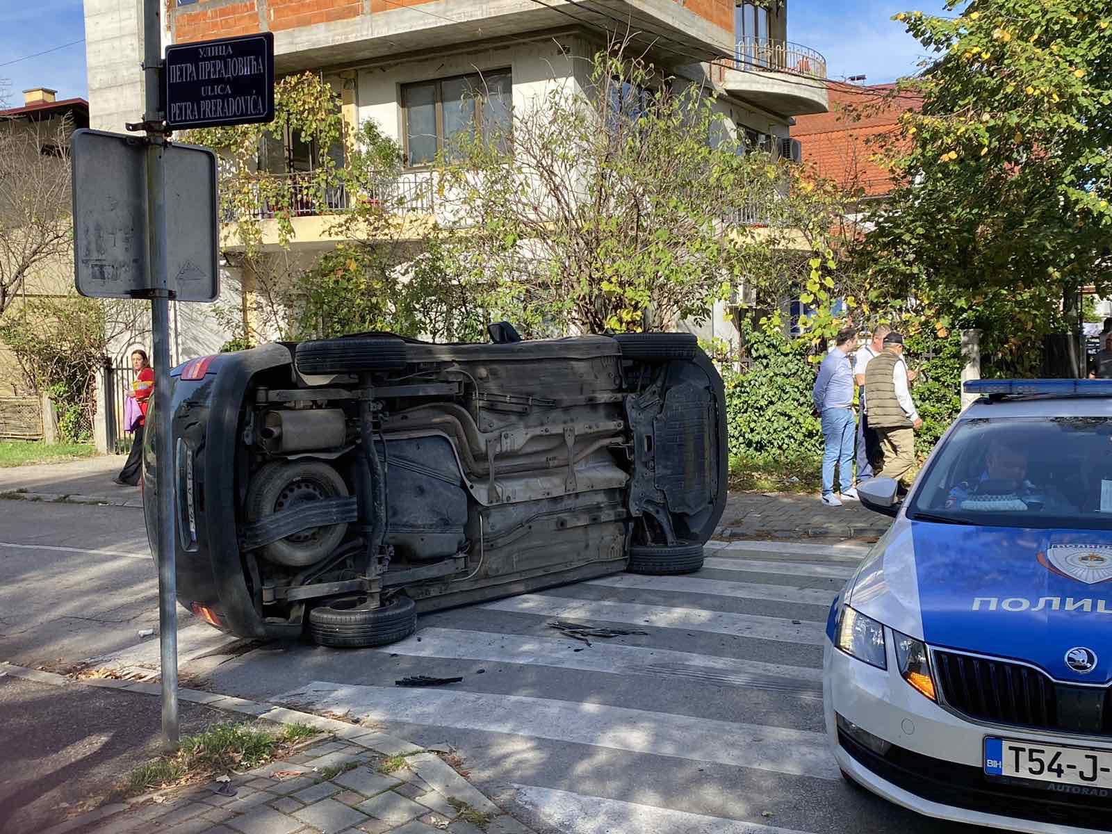 Nesreća u Banjaluci Automobil se prevrnuo na bok FOTO N1