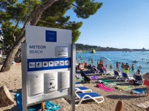 VIDEO Ovo je plaža u Tučepima u 8 sati ujutro, nema kupača, ali puna je peškira