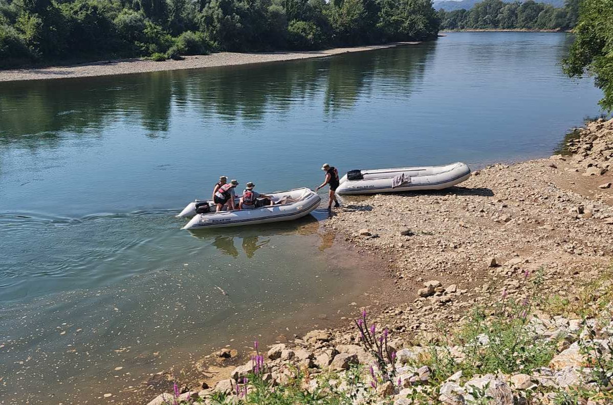 Zvornički policajci spasili ženu koja je upala u Drinu, voda