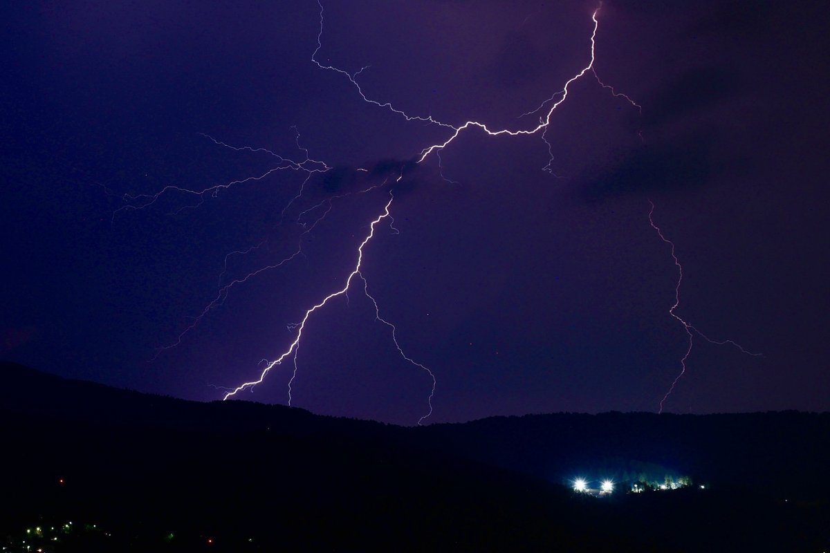 Udar groma izazvao požar u Makarskoj, na Hvaru opet meteotsunami