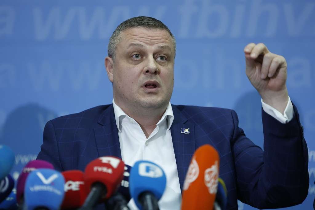 Nakon pretresa oglasilo se Ministarstvo Vojina Mijatovića: Sve stavljamo na raspolaganje istražnim organima