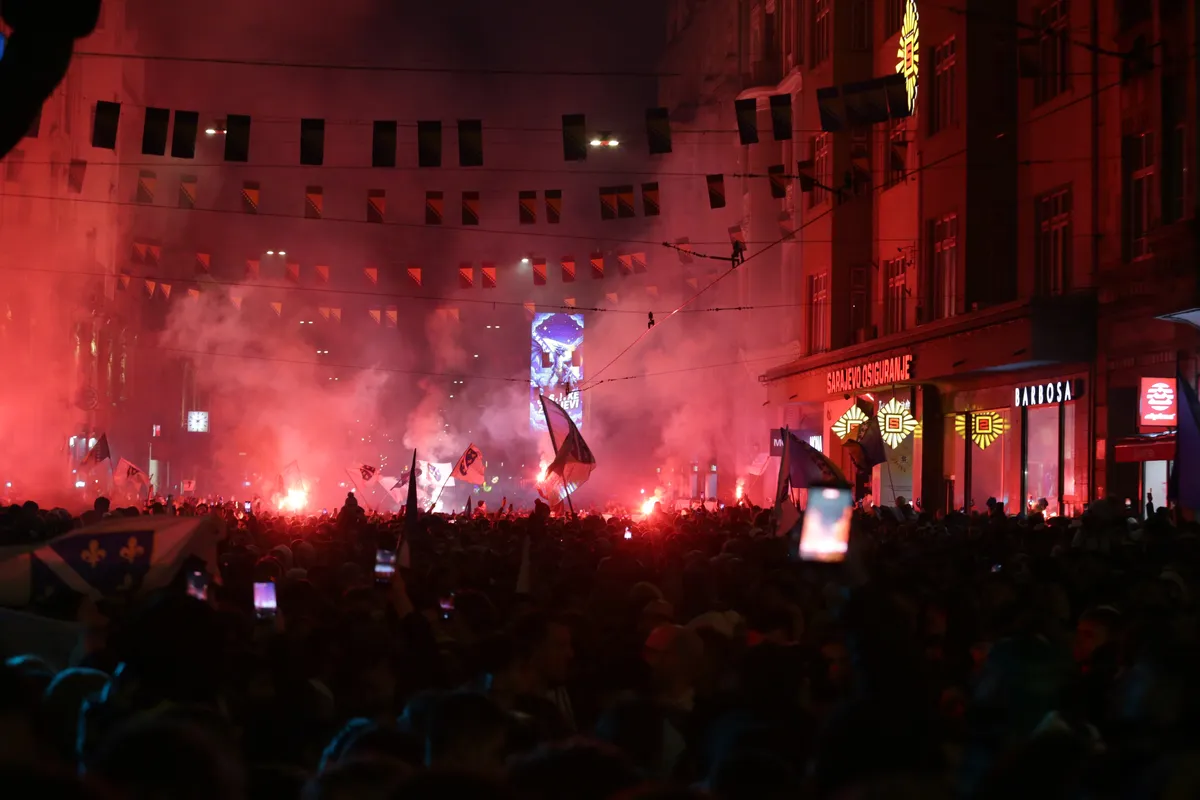 FOTO Desetine hiljada navijača s reprezentativcima slavile plasman na Mundijal, pogledajte kako je sinoć izgledao glavni grad BiH