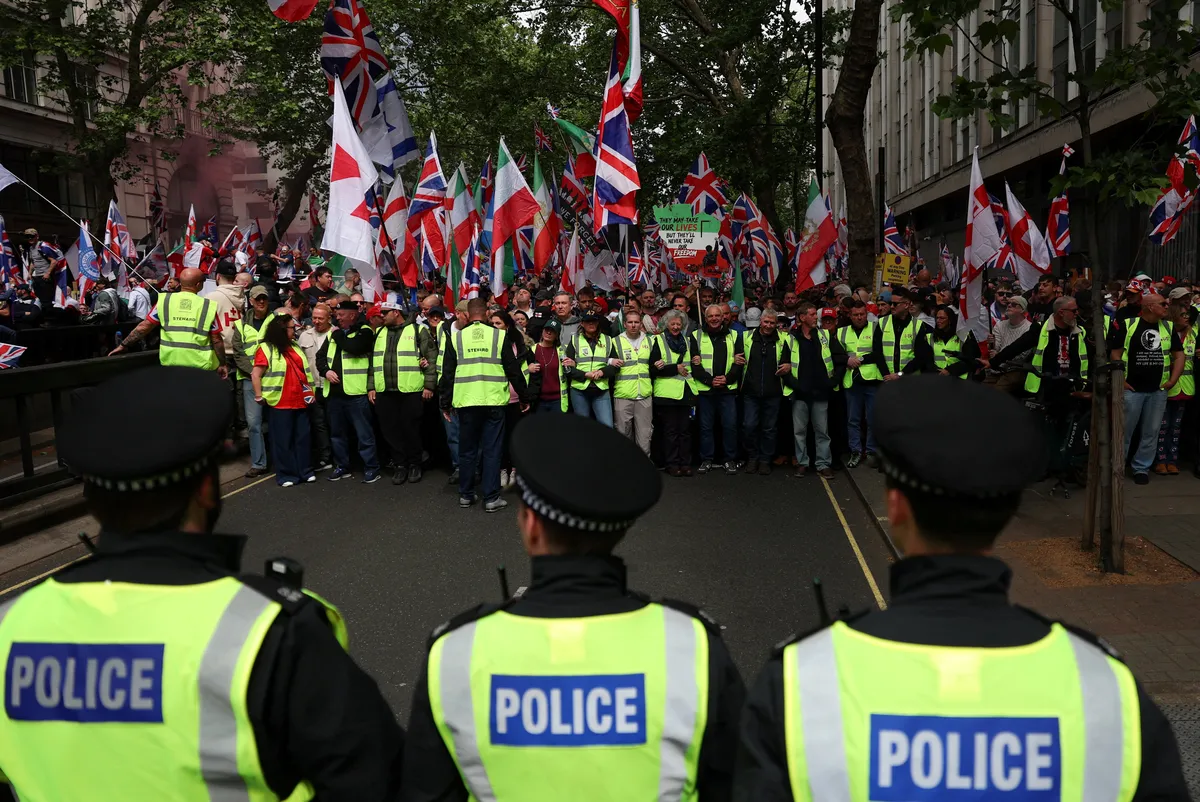 Oklopna vozila, konji, psi, dronovi i helikopteri, i 4000 policajaca u Londonu: Propalestinska opozicija i krajnja desnica izlaze na ulice