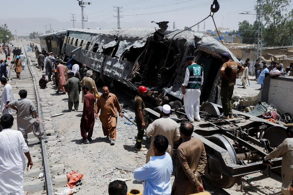 Najmanje 24 poginulih u eksploziji voza u Pakistanu, separatisti preuzeli odgovornost