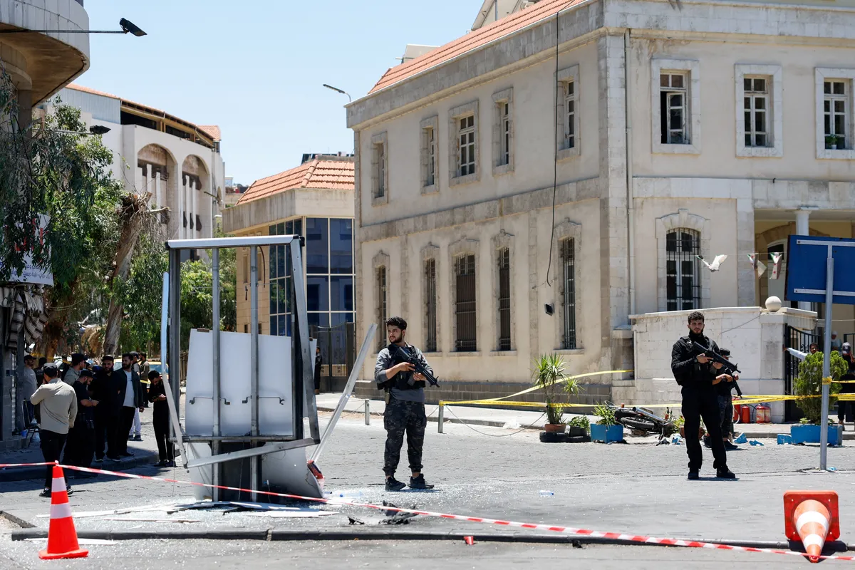 Jedna osoba poginula, 36 ranjenih u eksplozijama u Damasku tokom Macronove posjete