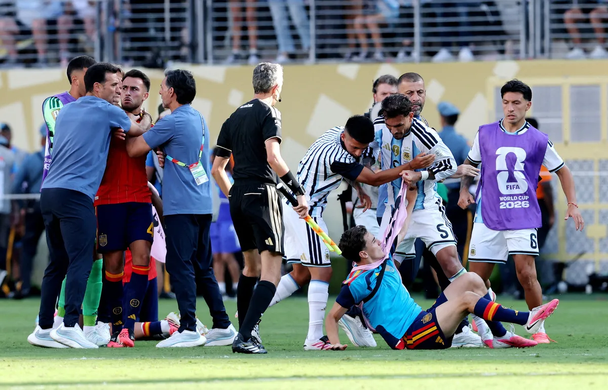 Britanac žestoko napao Argentince nakon finala Mundijala: "Sramota za fudbal - to je grupa nasilnika!"