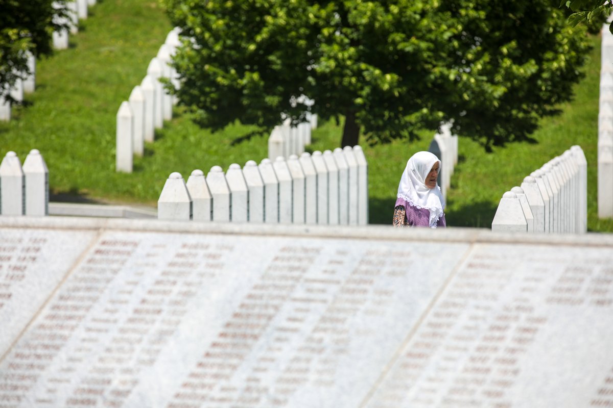 Dan posljednjih oproštaja u Potočarima: Stižu učesnici Marša mira, porodice uz tabute najmilijih