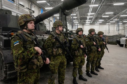 UK and Baltic defence ministers meet in Estonia to discuss providing heavy weaponry to Ukraine