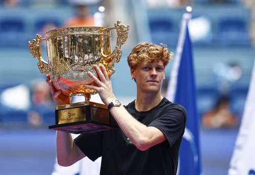 Tennis - China Open - The Beijing Olympic Green Tennis Center, Beijing, China - October 1, 2025 Italy's Jannik Sinner celebrates with the trophy after winning the final against Learner Tien of the U.S. REUTERS/Tingshu Wang