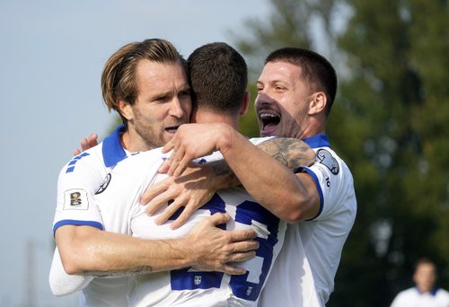 Soccer Football - World Cup - UEFA Qualifiers - Group K - Latvia v Serbia - Daugava Stadium, Riga, Latvia - September 6, 2025 Serbia's Dusan Vlahovic celebrates scoring their first goal with teammates REUTERS/Ints Kalnins