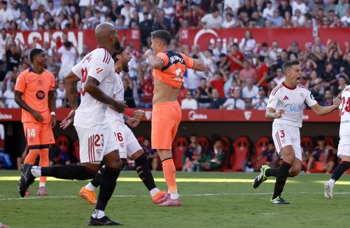 Sevilla v FC Barcelona - Ramon Sanchez Pizjuan, Seville, Spain - October 5, 2025 Sevilla's Cesar Azpilicueta and Nemanja Gudelj celebrate after FC Barcelona's Robert Lewandowski misses a penalty REUTERS/Marcelo Del Pozo
