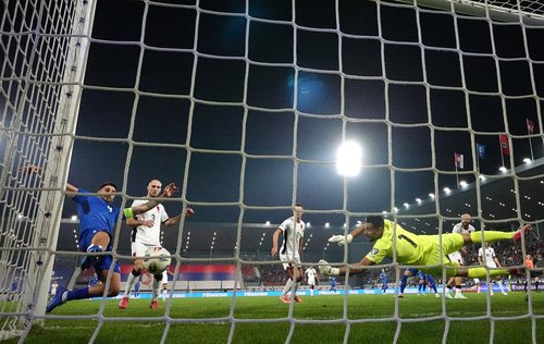 Soccer Football - FIFA World Cup - UEFA Qualifiers - Group K - Serbia v Albania - Dubocica Stadium, Leskovac, Serbia - October 11, 2025 Serbia's Aleksandar Mitrovic misses a chance to score REUTERS/Marko Djurica