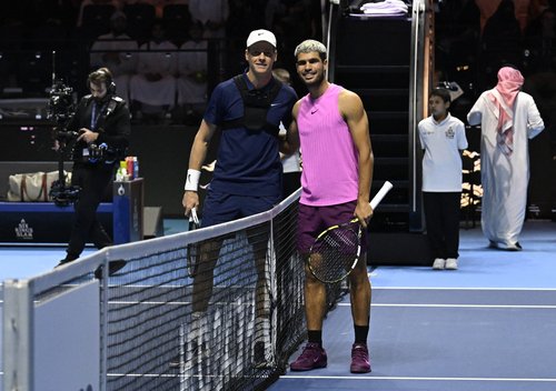 Tennis - Six Kings Slam - ANB Arena, Riyadh, Saudi Arabia - October 18, 2025 Italy's Jannik Sinner and Spain's Carlos Alcaraz pose ahead of the final match REUTERS/Stringer