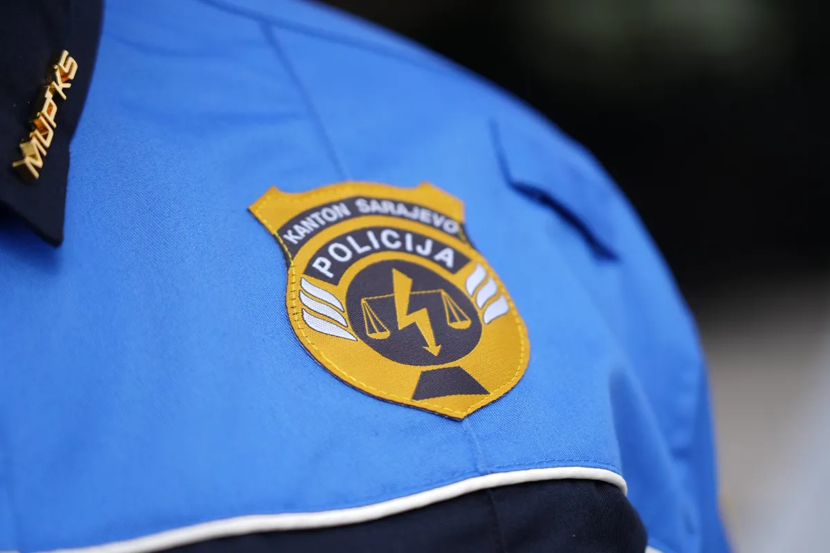Sarajevski policajac Amar Turčalo koji se sumnjiči za seksualni odnos sa maloljetnicom izlazi iz pritvora