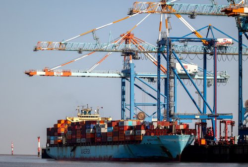 2025-10-22T063012Z_534228554_RC296GAYWJVE_RTRMADP_3_GERMANY-ECONOMY-TRADE