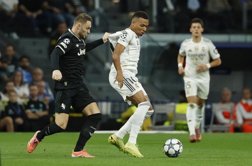 Soccer Football - UEFA Champions League - Real Madrid v Juventus - Santiago Bernabeu, Madrid, Spain - October 22, 2025 Real Madrid's Kylian Mbappe in action with Juventus' Teun Koopmeiners REUTERS/Susana Vera