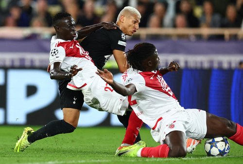 Soccer Football - UEFA Champions League - AS Monaco v Tottenham Hotspur - Stade Louis II, Monaco - October 22, 2025 AS Monaco's Krepin Diatta in action with Tottenham Hotspur's Richarlison REUTERS/Manon Cruz