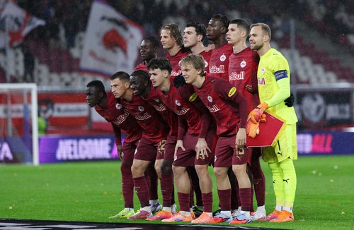 Soccer Football - UEFA Europa League - RB Salzburg v Ferencvaros - Stadion Salzburg, Salzburg, Austria - October 23, 2025 RB Salzburg players pose for a team group photo before the match REUTERS/Gintare Karpaviciute