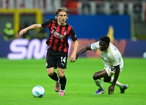Soccer Football - Serie A - AC Milan v Pisa SC - San Siro, Milan, Italy - October 24, 2025 AC Milan's Luka Modric in action with Pisa SC's Ebenezer Akinsanmiro REUTERS/Daniele Mascolo