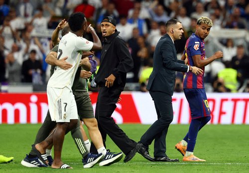 Soccer Football - LaLiga - Real Madrid v FC Barcelona - Santiago Bernabeu, Madrid, Spain - October 26, 2025 FC Barcelona's Lamine Yamal and Real Madrid's Vinicius Junior clash after the match REUTERS/Susana Vera TPX IMAGES OF THE DAY