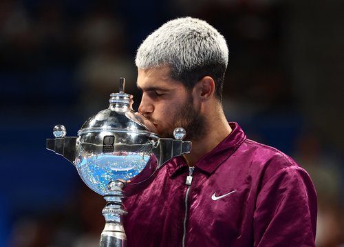 Tennis - ATP 500 - Japan Open Tennis Championships - Ariake Coliseum, Tokyo, Japan - September 30, 2025 Spain's Carlos Alcaraz celebrates with the trophy after winning the final against Taylor Fritz of the U.S. REUTERS/Issei Kato