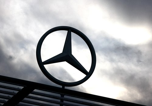 FILE PHOTO: A logo of the Mercedes-Benz is seen outside a Mercedes-Benz car dealer in Brussels, Belgium March 13, 2023. REUTERS/Yves Herman/File Photo