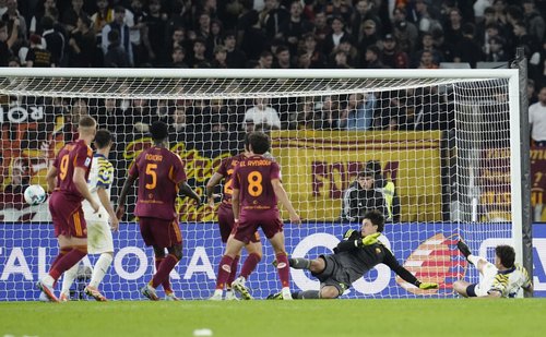 2025-10-29T191959Z_67036481_UP1ELAT1HP90E_RTRMADP_3_SOCCER-ITALY-ROM-PAR