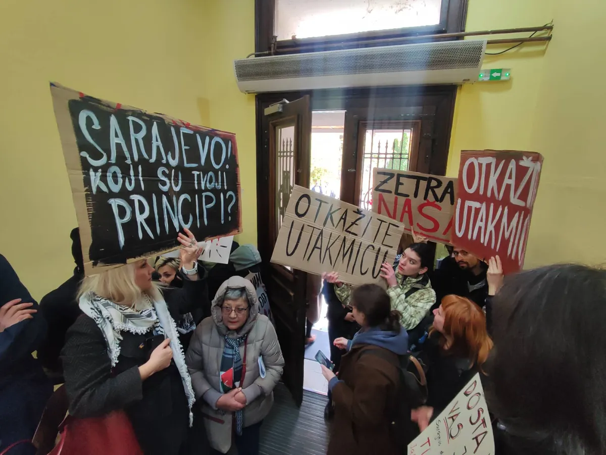 Protest in front of Sarajevo Canton govt. building over EuroLeague match involving Israeli and Dubai teams