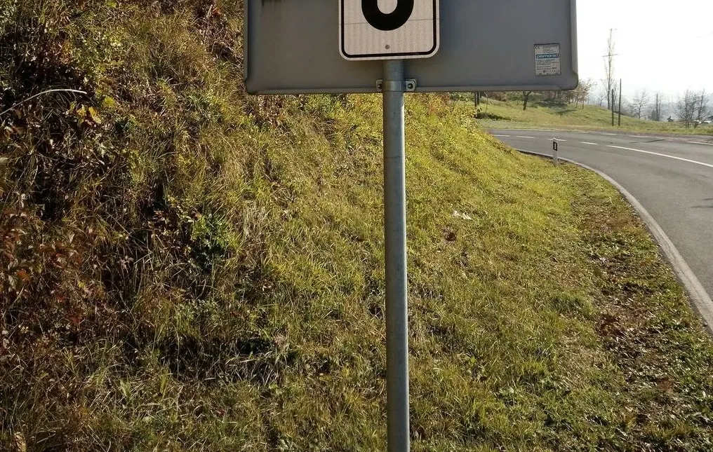 Komšije imaju neobičan saobraćajni znak, vjerovatno ga nikada prije niste vidjeli