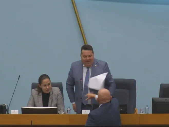 (VIDEO) Burno i na današnjoj sjednici NSRS: Poslanik gađao papirima Stevandića