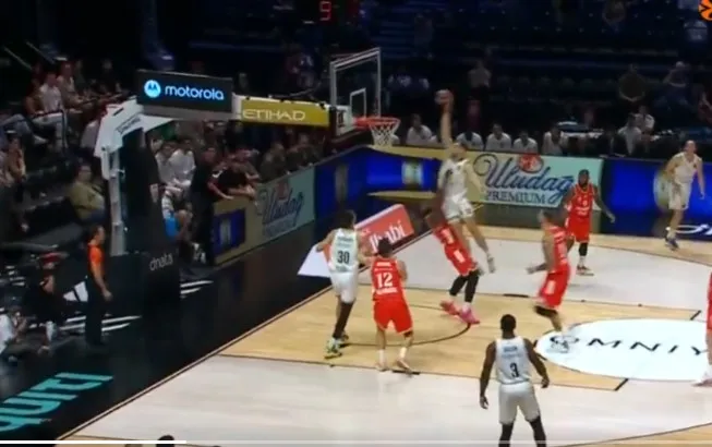 Zakucavanje sezone u režiji Kenana Kamenjaša: Igrač Zvezde nije imao šanse (VIDEO)