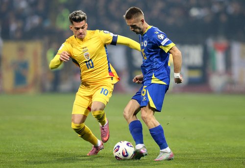 Soccer Football - FIFA World Cup - UEFA Qualifiers - Group H - Bosnia and Herzegovina v Romania - Stadion Bilino Polje, Zenica, Bosnia and Herzegovina - November 15, 2025 Bosnia and Herzegovina's Amar Memic in action with Romania's Ianis Hagi REUTERS/Amel
