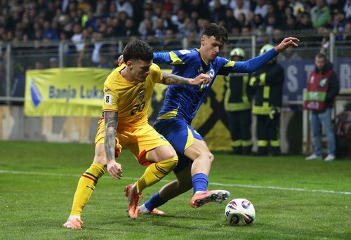 Soccer Football - FIFA World Cup - UEFA Qualifiers - Group H - Bosnia and Herzegovina v Romania - Stadion Bilino Polje, Zenica, Bosnia and Herzegovina - November 15, 2025 Romania's Dennis Man in action with Bosnia and Herzegovina's Kerim-Sam Alajbegovic R