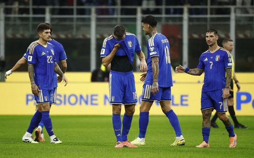 Soccer Football - World Cup - UEFA Qualifiers - Group I - Italy v Norway - San Siro, Milan, Italy - November 16, 2025 Italy players look dejected after Norway's J