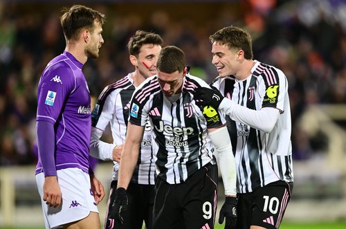 Soccer Football - Serie A - Fiorentina v Juventus - Stadio Artemio Franchi, Florence, Italy - November 22, 2025 Juventus' Dusan Vlahovic reacts with teammates after they are awarded a penalty, later overturned following a VAR review REUTERS/Daniele Mascol