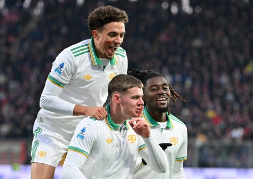 Soccer Football - Serie A - Cremonese v AS Roma - Stadio Giovanni Zini, Cremona, Italy - November 23, 2025 AS Roma's Evan Ferguson celebrates scoring their second goal with Neil El Aynaoui and Manu Kone REUTERS/Alberto Lingria