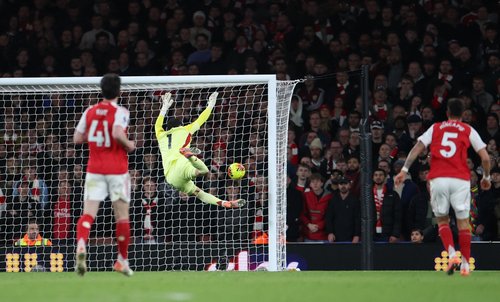Soccer Football - Premier League - Arsenal v Tottenham Hotspur - Emirates Stadium, London, Britain - November 23, 2025 Arsenal's David Raya in action as Tottenham Hotspur's Richarlison scores their first goal REUTERS/Hannah Mckay EDITORIAL USE ONLY. NO US