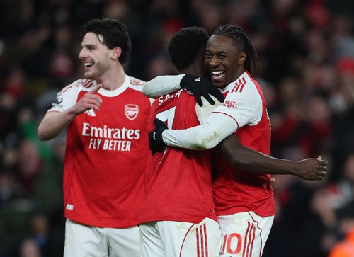 Soccer Football - Premier League - Arsenal v Tottenham Hotspur - Emirates Stadium, London, Britain - November 23, 2025 Arsenal's Eberechi Eze celebrates scoring their fourth goal with Declan Rice and Bukayo Saka REUTERS/Hannah Mckay EDITORIAL USE ONLY. NO