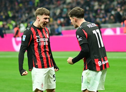 Soccer Football - Serie A - Inter Milan v AC Milan - San Siro, Milan, Italy - November 23, 2025 AC Milan's Christian Pulisic celebrates scoring their first goal with Alexis Saelemaekers REUTERS/Daniele Mascolo