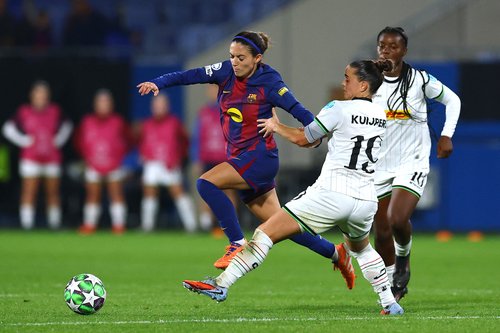 Soccer Football - UEFA Women's Champions League - FC Barcelona v OH Leuven - Estadi Johan Cruyff, Barcelona, Spain - November 12, 2025 FC Barcelona's Aitana Bonmati in action with OH Leuven's Jeslynn Kuijpers REUTERS/Albert Gea