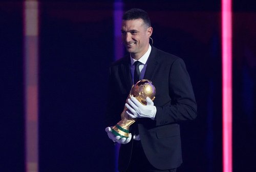 Soccer Football - FIFA World Cup 2026 - FIFA World Cup 2026 Draw - John F. Kennedy Center for the Performing Arts, Washington, D.C., U.S. - December 5, 2025 Argentina coach Lionel Scaloni brings the World Cup trophy onto stage during the FIFA World Cup 20