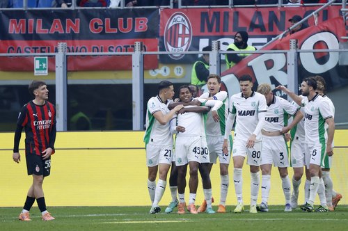 Soccer Football - Serie A - AC Milan v U.S. Sassuolo - San Siro, Milan, Italy - December 14, 2025 U.S. Sassuolo's Armand Lauriente celebrates scoring their second goal with teammates REUTERS/Alessandro Garofalo