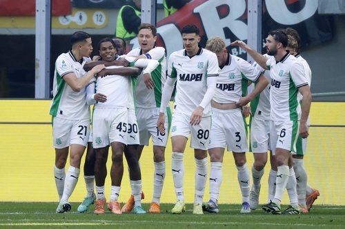 Soccer Football - Serie A - AC Milan v U.S. Sassuolo - San Siro, Milan, Italy - December 14, 2025 U.S. Sassuolo's Armand Lauriente celebrates scoring their second goal with teammates REUTERS/Alessandro Garofalo
