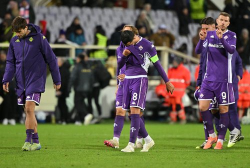 Soccer Football - UEFA Conference League - Fiorentina v AEK Athens - Stadio Artemio Franchi, Florence, Italy - November 27, 2025 Fiorentina's Rolando Mandragora looks dejected after the match REUTERS/Alberto Lingria