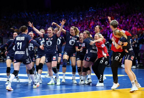 Handball - 2025 IHF World Women's Handball Championship - Final - Germany v Norway - Rotterdam Ahoy, Rotterdam, Netherlands - December 14, 2025 Norway players celebrate after winning the final REUTERS/Piroschka Van De Wouw TPX IMAGES OF THE DAY