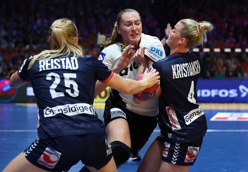 Handball - 2025 IHF World Women's Handball Championship - Final - Germany v Norway - Rotterdam Ahoy, Rotterdam, Netherlands - December 14, 2025 Germany's Viola Leuchter in action with Norway's Henny Ella Reistad and Norway's Veronica Egebakken Kristianse