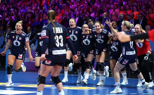 Handball - 2025 IHF World Women's Handball Championship - Final - Germany v Norway - Rotterdam Ahoy, Rotterdam, Netherlands - December 14, 2025 Norway's Kristine Breistol celebrates with teammates after winning the final REUTERS/Piroschka Van De Wouw