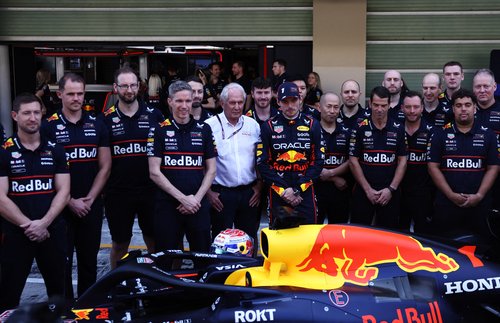 Formula One F1 - Abu Dhabi Grand Prix - Yas Marina Circuit, Abu Dhabi, United Arab Emirates - December 7, 2025 Red Bull's Max Verstappen poses for a team picture with team advisor Helmut Marko and crew members ahead of the race REUTERS/Amr Alfiky