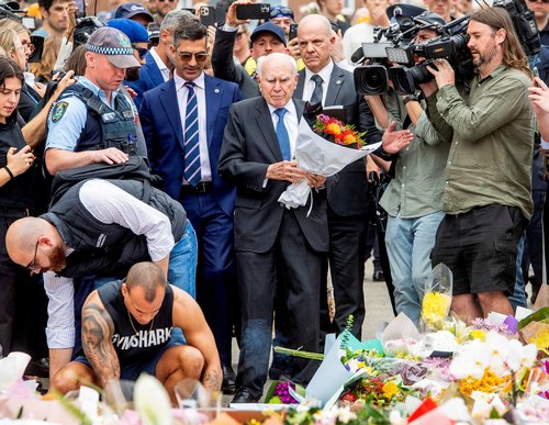 John Howard joins members of the Jewish community as he visits a floral memorial in honour of the victims of the mass shooting targeting a Hanukkah celebration , December 16, 2025. REUTERS/Jeremy Piper TPX IMAGES OF THE DAY
